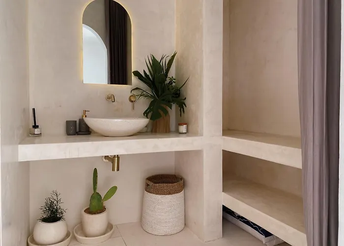 فيلة White Eden *